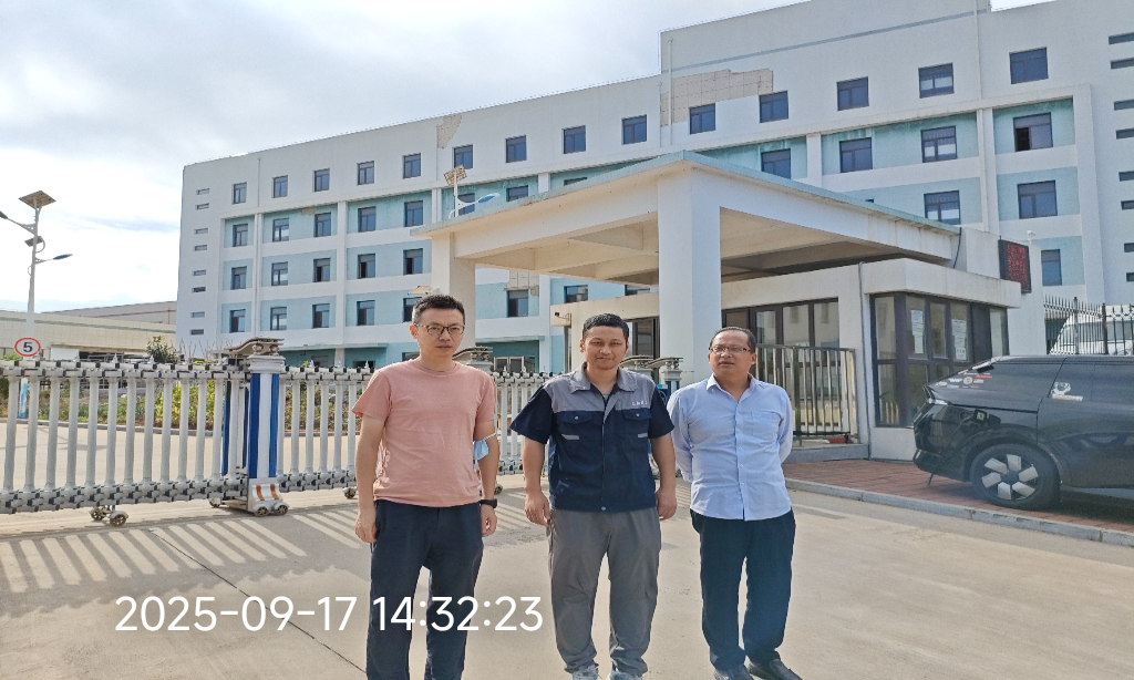 与企业人员合影2，企业陪同人员职务为安全员，姓名：关海峰.png